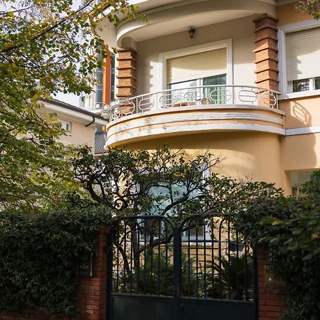 Ufo Boutique 3* تيرانا