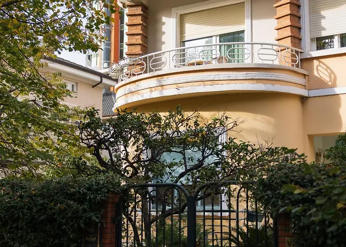 Ufo Boutique 3* טיראנה